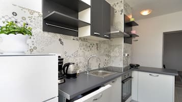 Refrigerador, placa de cocina, lavavajillas, cafetera/tetera