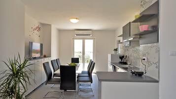 Standard-Apartment, 3 Schlafzimmer (24019) | Essbereich im Zimmer