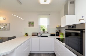 Leilighet – standard, 2 soverom (24169) | Eget kjøkken | Kjøleskap, mikrobølgeovn, ovn og kokeplater