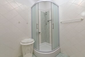 Standard-Apartment, 1 Schlafzimmer (24413) | Badezimmer | Handtücher, Shampoo