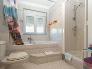 Standard House, 3 Bedrooms (24436) | Bathroom | Shower, hair dryer, towels