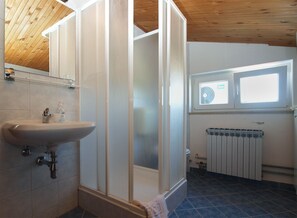 Standard House, 3 Bedrooms (24436) | Bathroom | Shower, hair dryer, towels