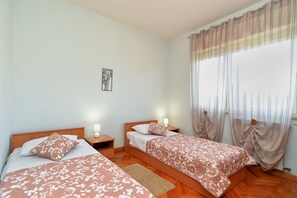 Standard-Apartment, 3 Schlafzimmer (24544) | Bügeleisen/Bügelbrett, Babybetten, kostenloses WLAN, Bettwäsche