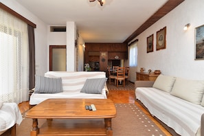 Standard Apartment, 3 Bedrooms (24789) | Living room | TV