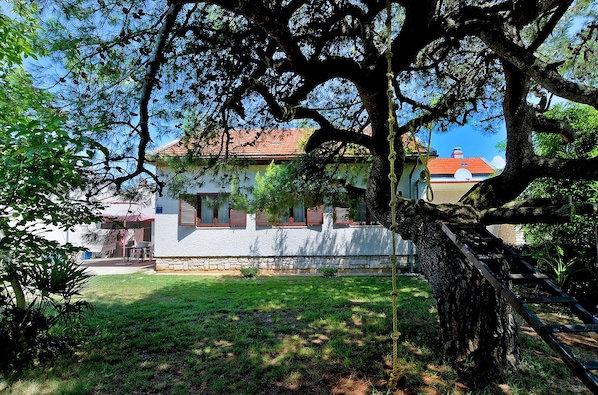 Standard Apartment, 3 Bedrooms (24789) | Garden view