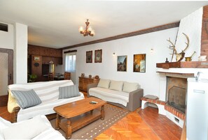 Apartamento standard, 3 quartos (24789) | Sala de estar | TV