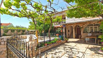 Vista frontal de la propiedad