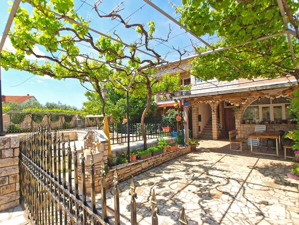 Vista frontal de la propiedad