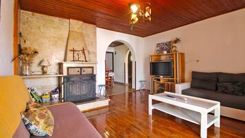 Departamento estándar, 3 habitaciones (24893) | Área de sala de estar | Televisión