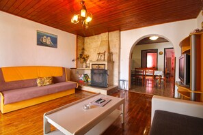 Departamento estándar, 3 habitaciones (24893) | Área de sala de estar | Televisión