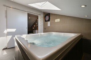 Indoor spa tub - Apartment 1955 (Liznjan)