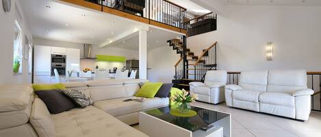 Standard Apartment, 4 Bedrooms (24956) | Living area | TV