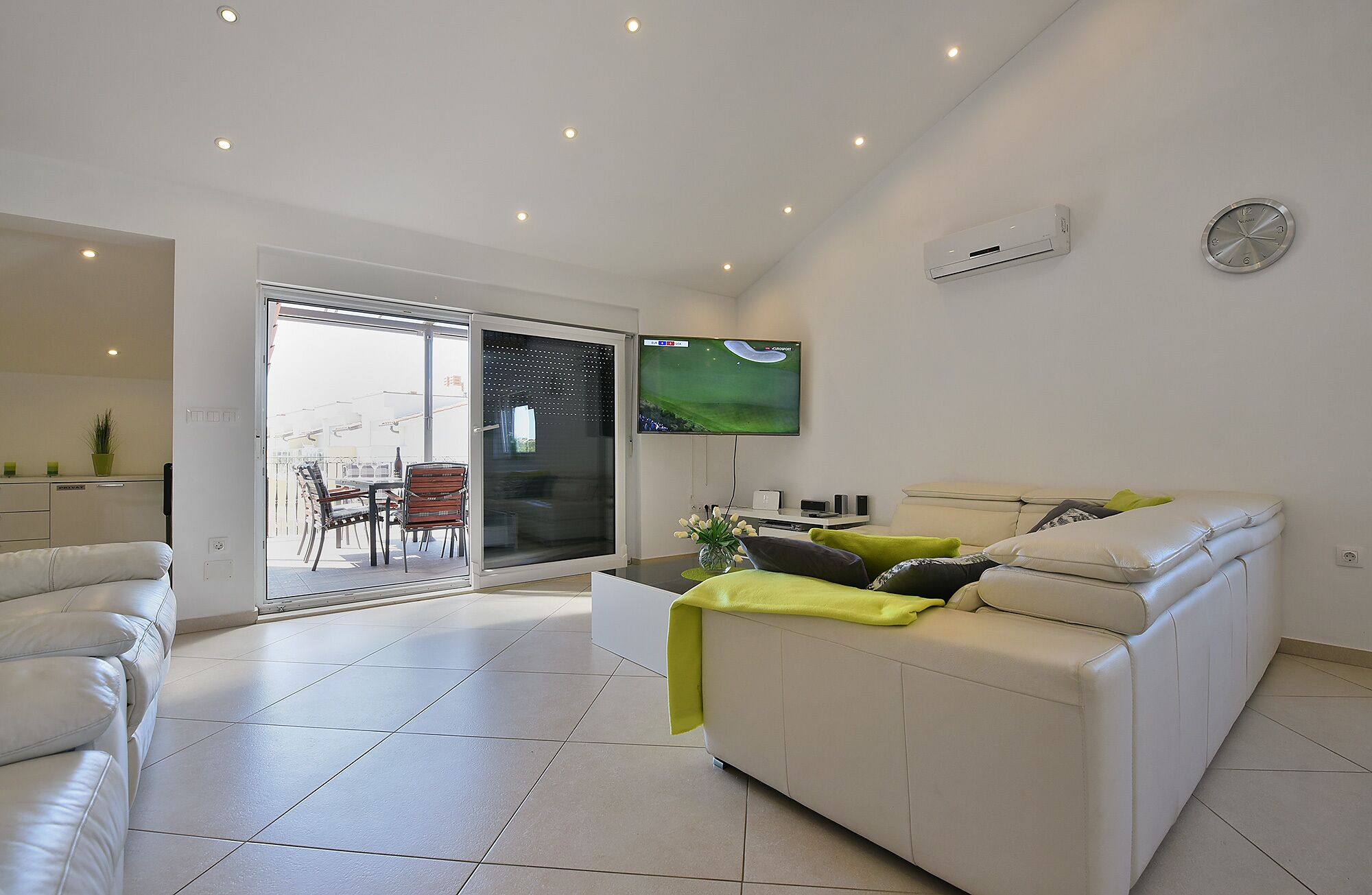 Departamento estándar, 4 habitaciones (24956) | Área de sala de estar | Televisión 