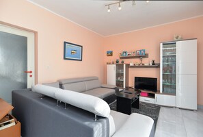 Apartamento standard, 2 quartos (24966) | Área de estar | TV