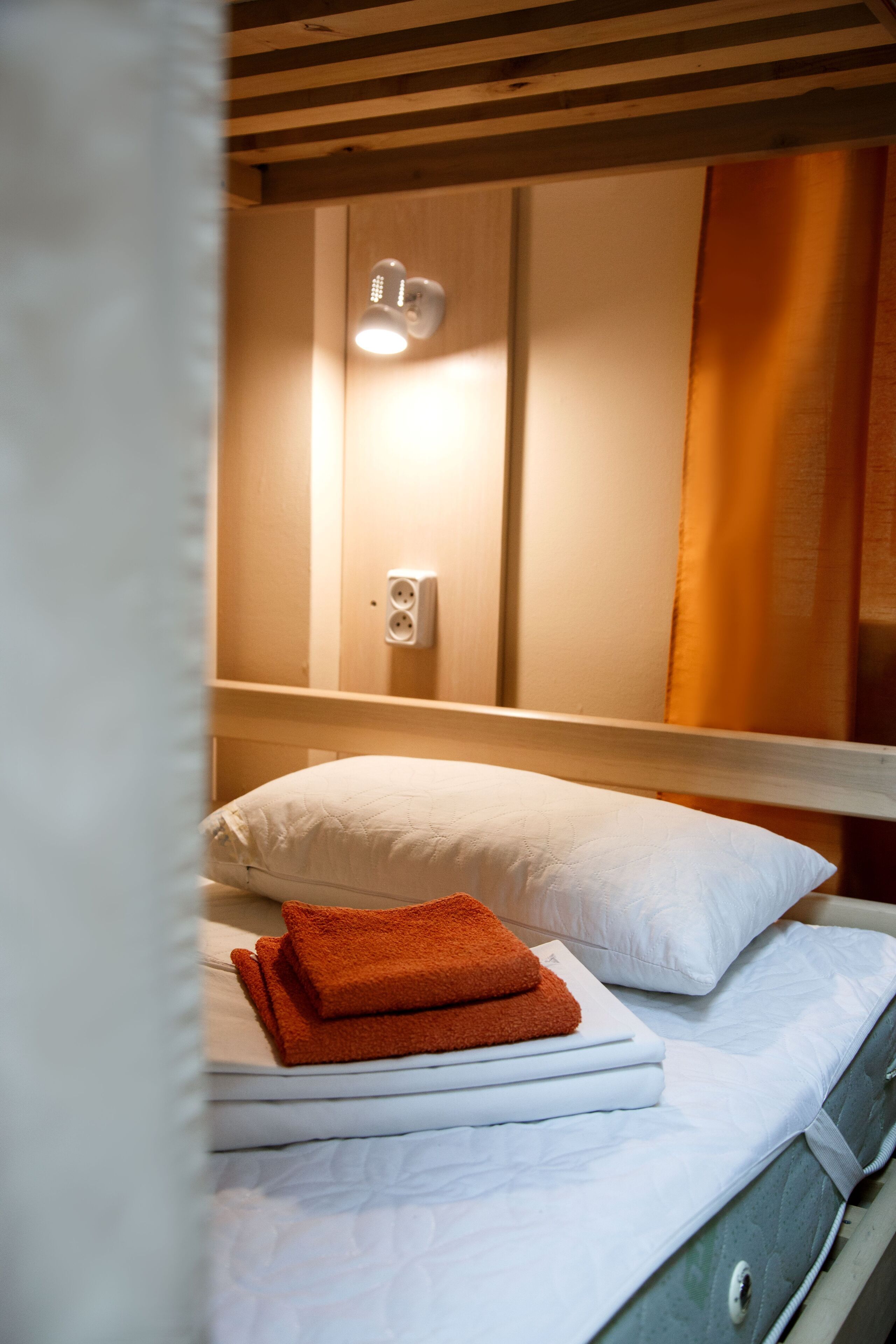 基础宿舍, 男女混合宿舍, 花园景观 (4) | 办公桌、笔记本电脑工作区、隔音、熨斗/熨板