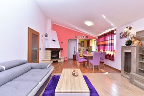 Standard-Haus, 6 Schlafzimmer (25323) | Wohnbereich | Fernseher