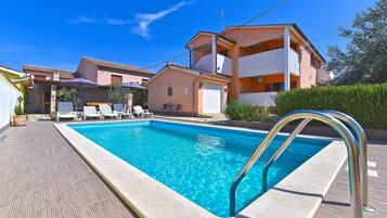 Een seizoensgebonden buitenzwembad