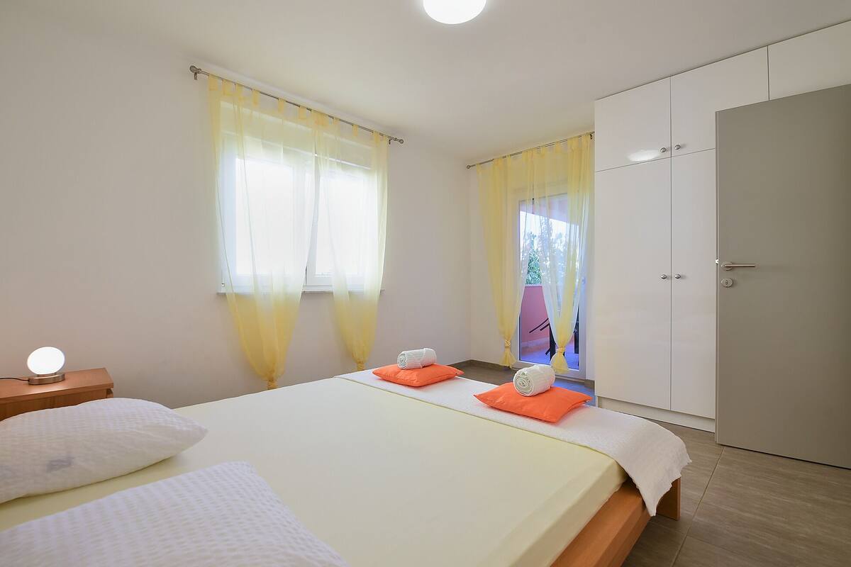 Standard Apartment, 1 Bedroom (25781) | Iron/ironing board, cribs/infant beds, bed sheets