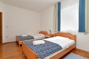 Tabla de planchar con plancha, wifi gratis y ropa de cama 