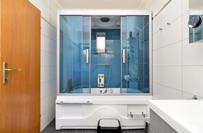 Standard Apartment, 1 Bedroom (25994) | Bathroom