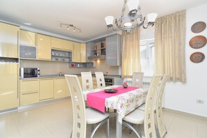 Standard Apartment, 1 Bedroom (25994) | In-room dining