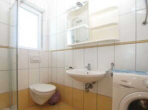 Standard Apartment, 2 Bedrooms (26156) | Bathroom