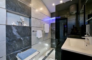 Standard House, 4 Bedrooms (26218) | Bathroom | Shower, hair dryer, towels - House 1971 (Fazana)