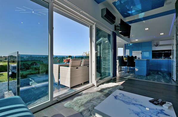 Standard House, 4 Bedrooms (26218) | Living area | TV, fireplace - House 1971 (Fazana)