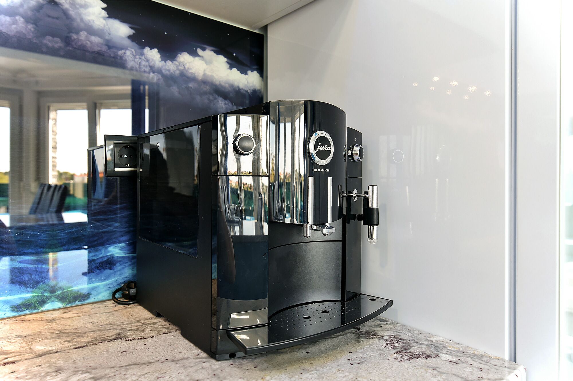 Eine Kaffeemaschine mit Bedienfeld und erkennbarem Markennamen.