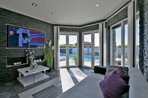 Standard House, 4 Bedrooms (26218) | Living area | TV, fireplace - House 1971 (Fazana)