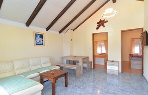 Standard-Apartment, 2 Schlafzimmer (26590) | Wohnbereich | Fernseher