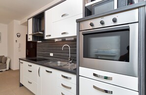 Standard Apartment, 2 Bedrooms (26749) | Private kitchenette | Fridge, microwave, oven, stovetop - Apartment 1977 (Medulin)