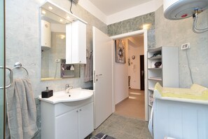 Standaard appartement, 2 slaapkamers (26749) | Badkamer | Een douche, een haardroger, handdoeken