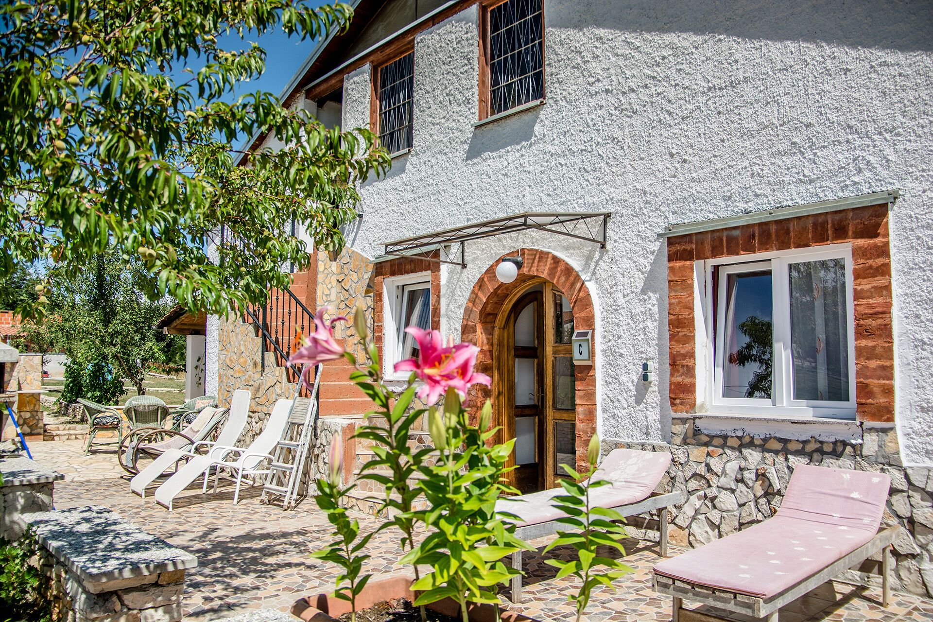 Vista frontal de la propiedad