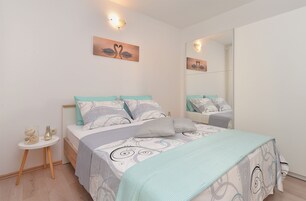 1 habitación, tabla de planchar con plancha, cunas y wifi gratis 