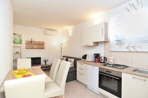 Standard Apartment, 1 Bedroom (27187) | Private kitchenette | Fridge, microwave, oven, stovetop - Apartment 1983 (Fazana)