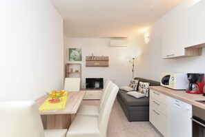 Standard Apartment, 1 Bedroom (27187) | Private kitchenette | Fridge, microwave, oven, stovetop - Apartment 1983 (Fazana)