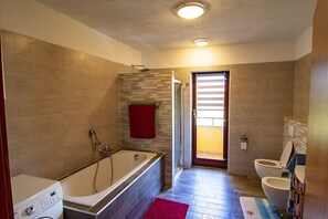 Departamento estándar, 4 habitaciones (27302) | Baño | Tina y regadera independientes, tina profunda, secadora de cabello 