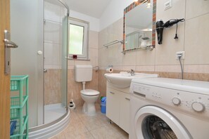 Standard-Apartment, 2 Schlafzimmer (27397) | Badezimmer | Dusche, Haartrockner, Handtücher