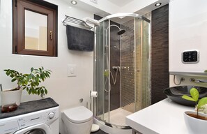 Appartement Standard, 3 chambres (27430) | Salle de bain | Douche, séchoir à cheveux, serviettes fournies