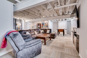 Flachbildfernseher, DVD-Player, Tischfußball, Bücher