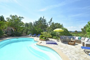 Vila | Piscina | Piscina interna, piscina externa
