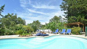 A swimming pool with lounge chairs and a pergola. - Villa in Frejus With Pool Near Beach (Fréjus)
