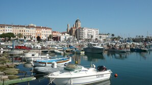 A marina with boats docked, a prominent building with domes, and a clear sky. - Villa in Frejus With Pool Near Beach (Fréjus)