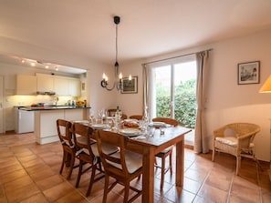Dining - Pleasant Holiday Home in Nans-les-pins With Common Swimming Pool (Nans-les-Pins)