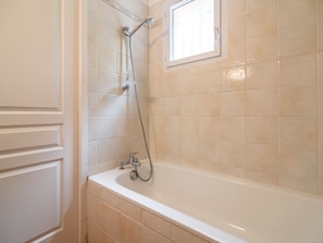 House | Bathroom | Combined shower/bathtub - Pleasant Holiday Home in Nans-les-pins With Common Swimming Pool (Nans-les-Pins)