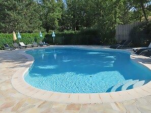 Outdoor pool - Pleasant Holiday Home in Nans-les-pins With Common Swimming Pool (Nans-les-Pins)