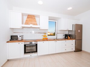 House | Private kitchen | Stovetop, electric kettle, toaster, highchair