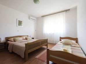 Apartment | 3 bedrooms, individually furnished, bed sheets - Nice Apartment With Private Roofed Terrace, Near the Sea and National Park (Starigrad)