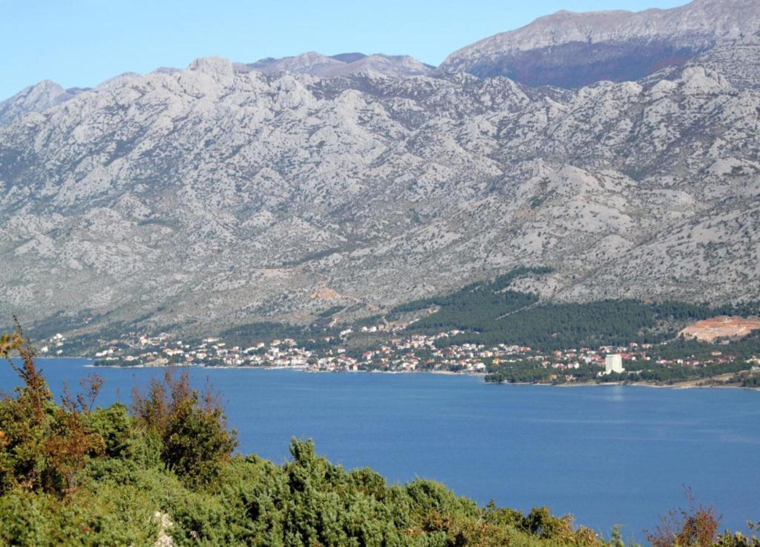 Ένα ορεινό τοπίο με μια λίμνη και μια πόλη στην κοιλάδα.